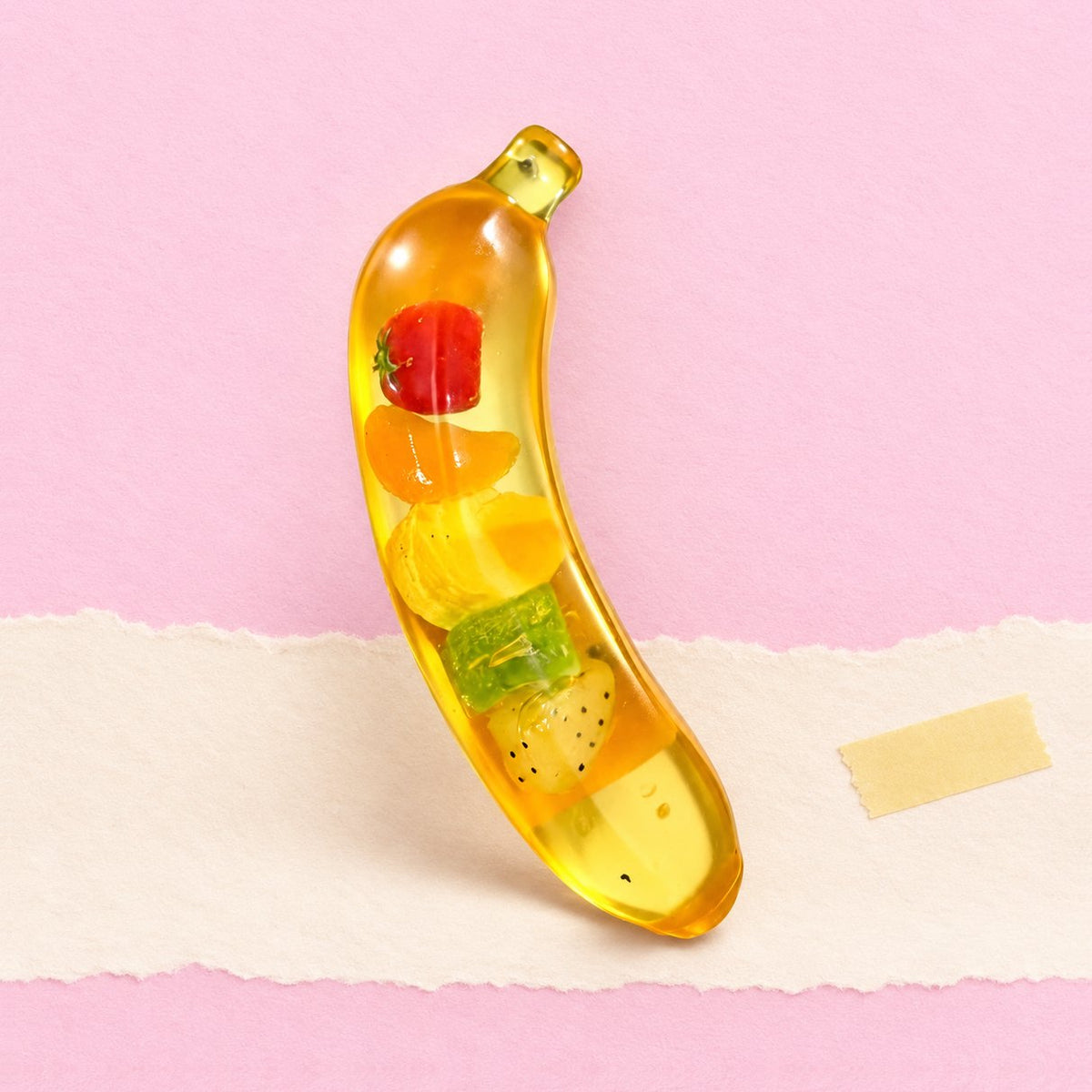 Squishy banana slow rising, foto del prodotto su carta pastello