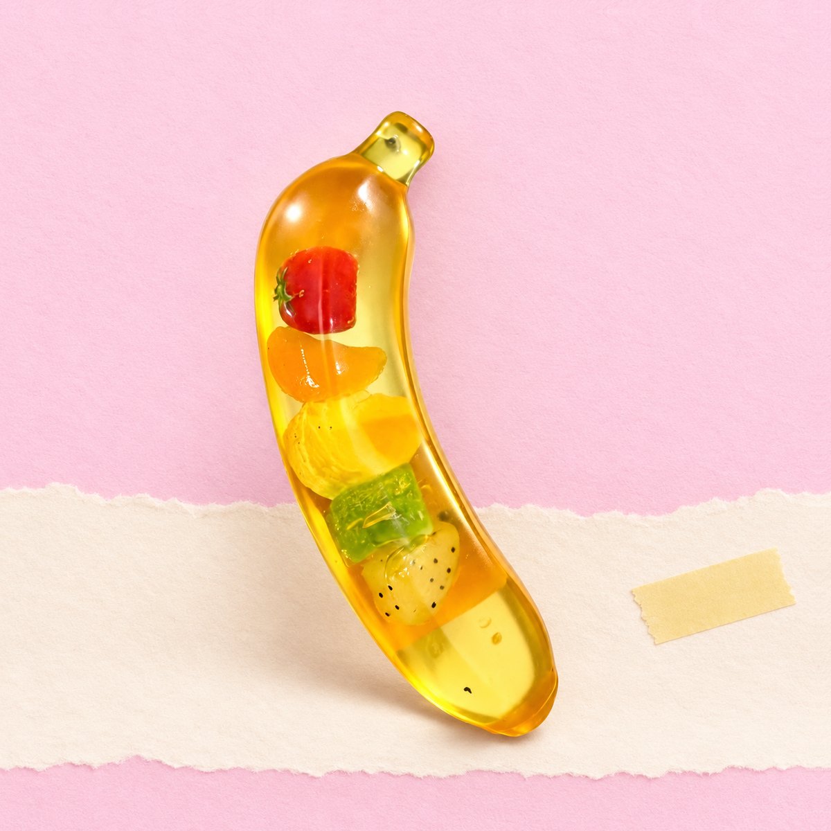 Squishy banana gigante slow rising, sobre papel pastel