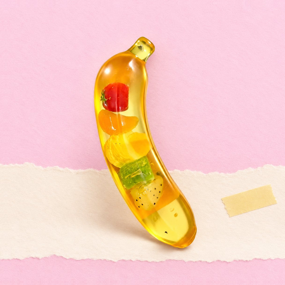 Squishy Banane in XXL, Slow Rising, Produktfoto auf Pastellpapier