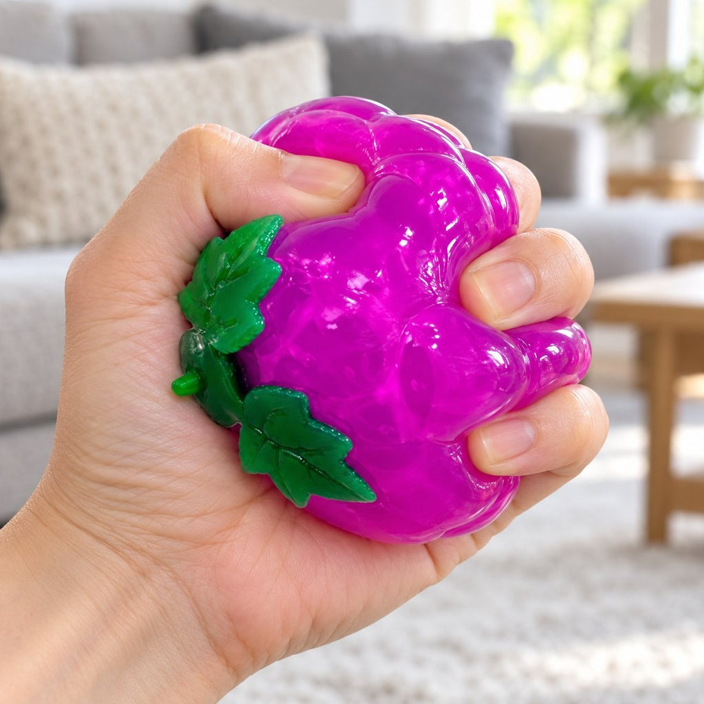 Squishy bola de agua de fruta, en uva, apretado con la mano