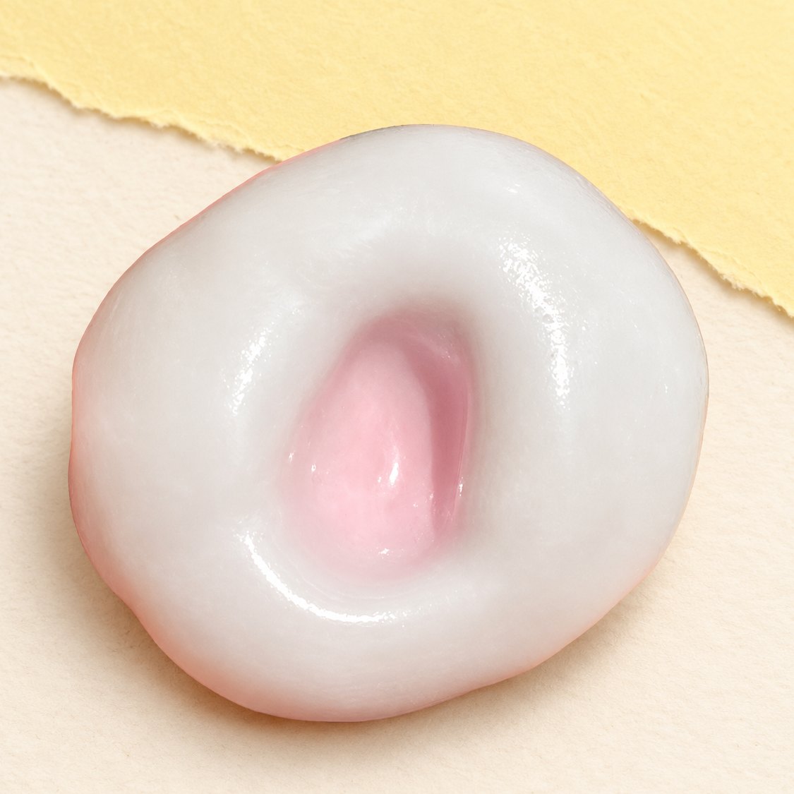 Squishy bolo de arroz mochi com pele elástica, rosa morango, sobre papel pastel