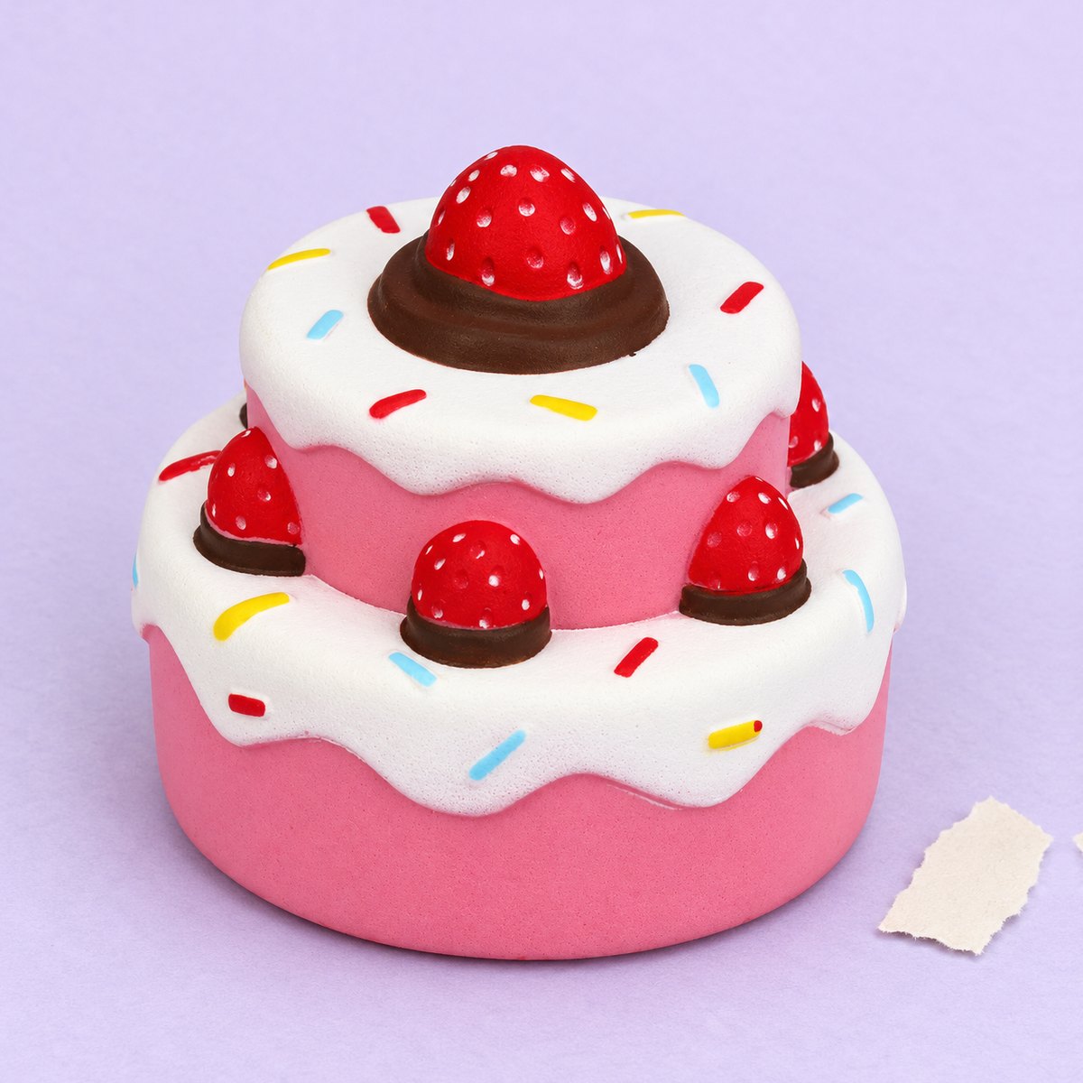 Squishy bolo de morango gigante e slow rising, sobre papel pastel