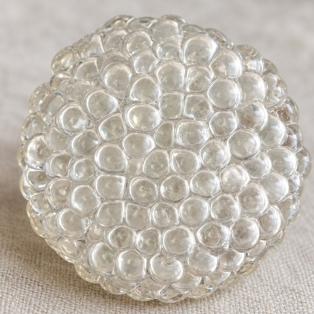 Gros plan sur un squishy bulle de verre crunchy transparent, surface et détails