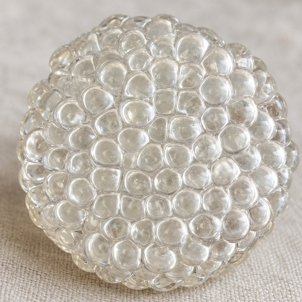 Gros plan sur un squishy bulle de verre crunchy transparent, surface et détails