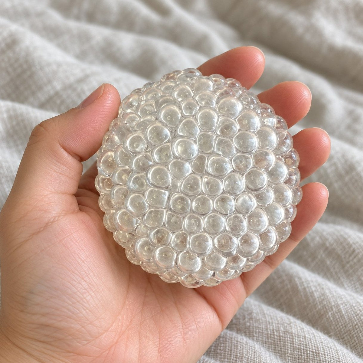 Vue à la première personne d'un squishy bulle de verre transparent