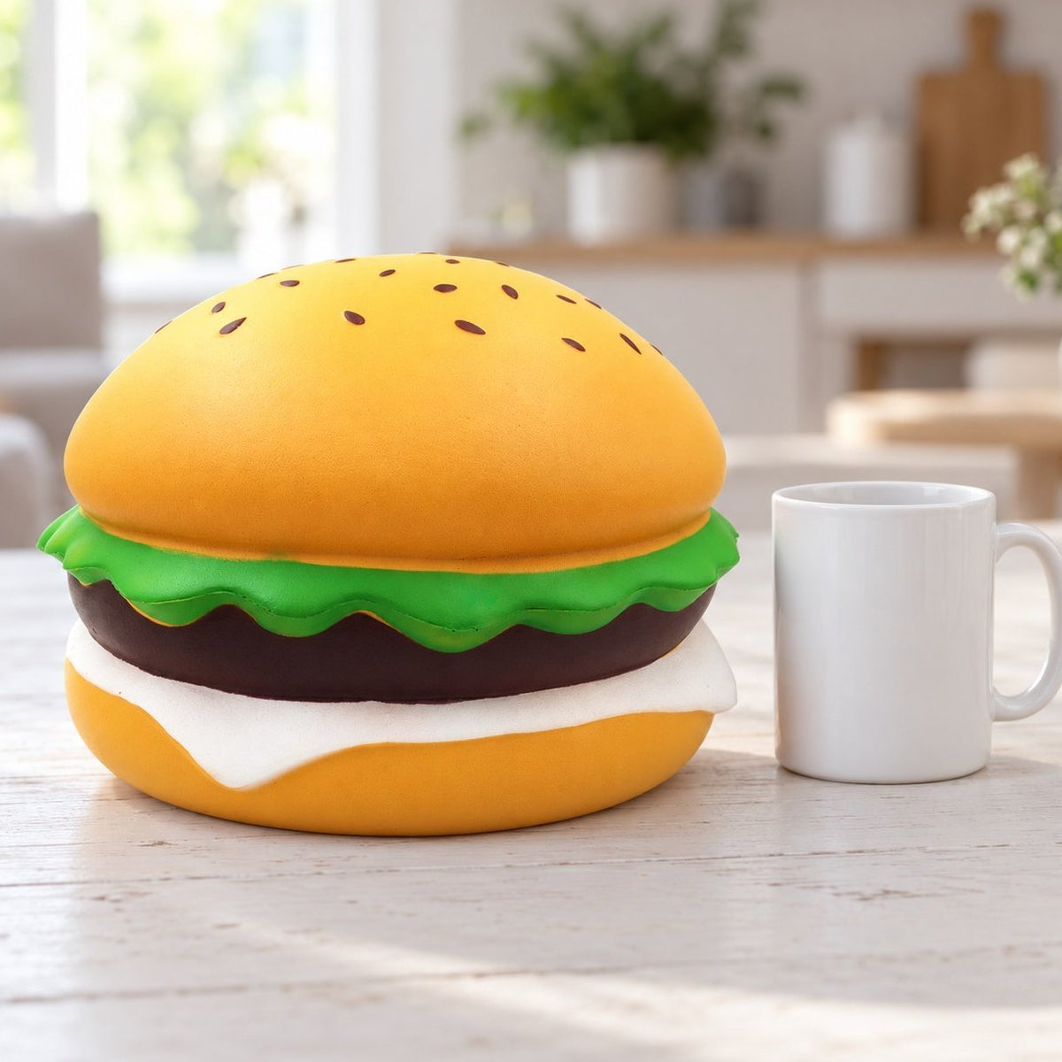 Squishy burger jumbo à côté d'une tasse à café pour comparer la taille