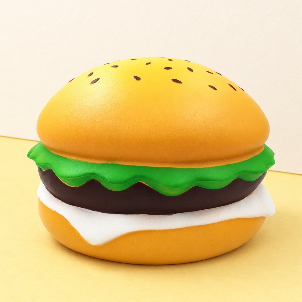 Squishy burger jumbo, burger géant au sésame de 24 cm sur un papier pastel