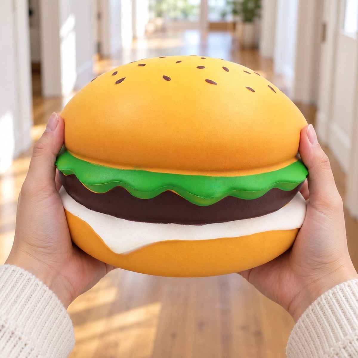 V obou rukou, aby byla vidět velikost: jumbo squishy burger, obří sezamový 24 cm