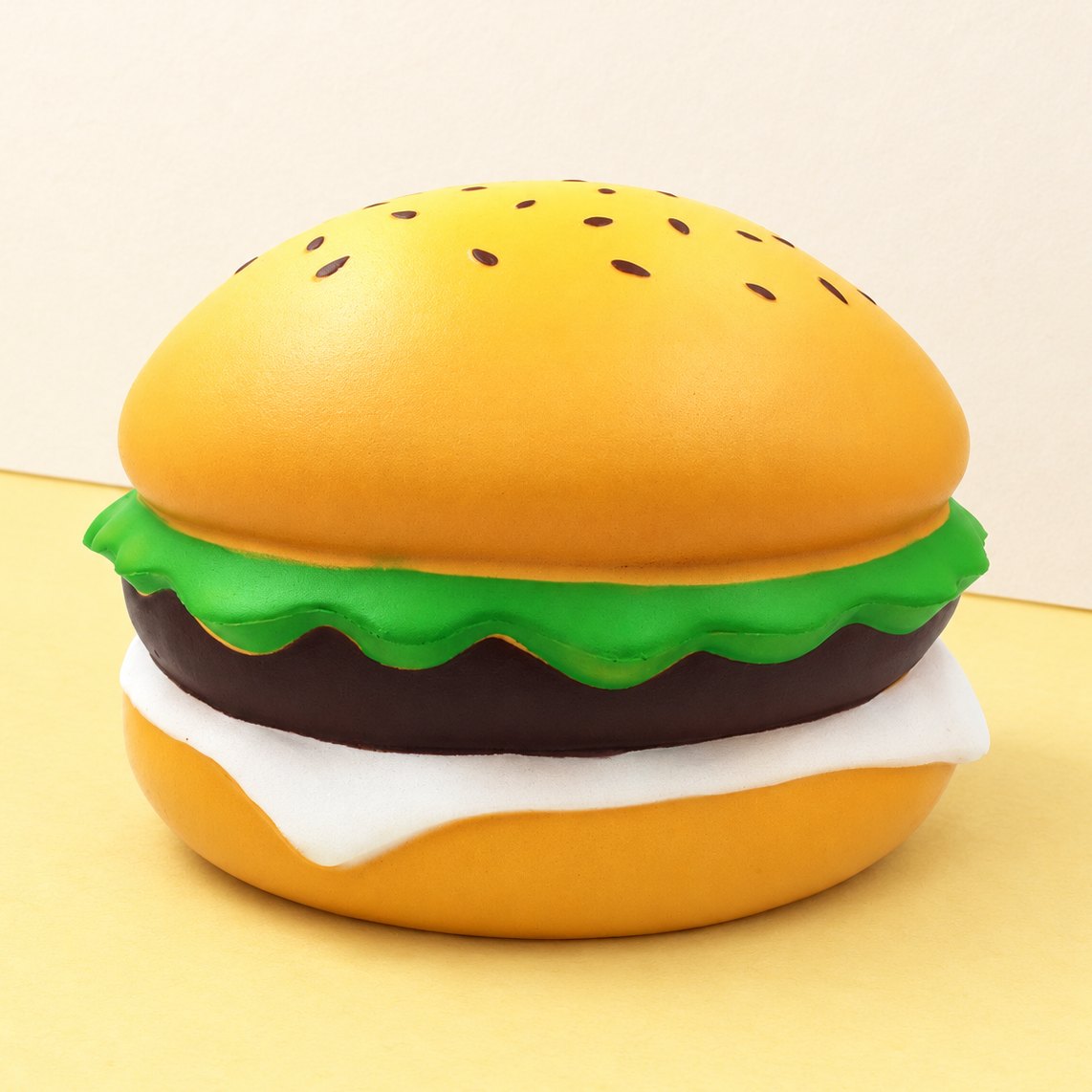 Squishy burger jumbo – ogromny burger z sezamem 24 cm na pastelowym papierze