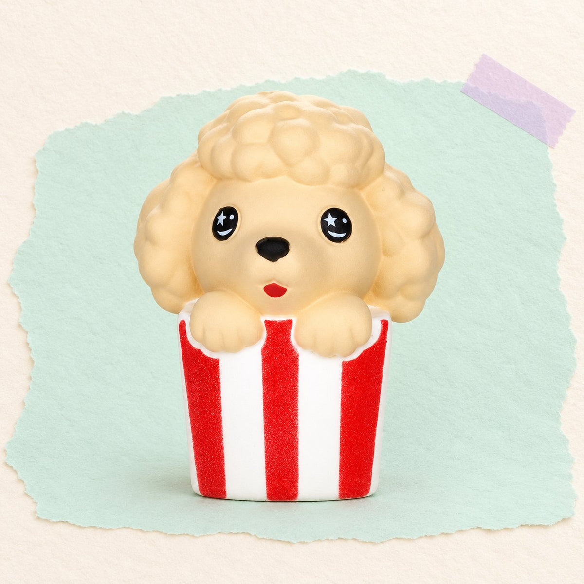 Squishy cagnolino popcorn kawaii fotografato su carta color pastello