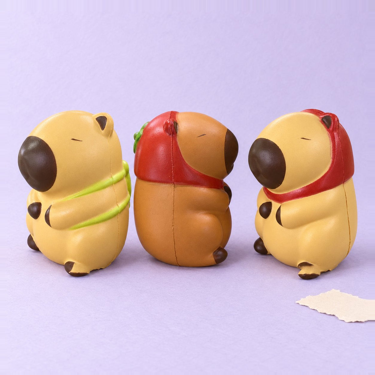 Squishy capibara set, tutti e 3 i capibara slow rising su carta pastello