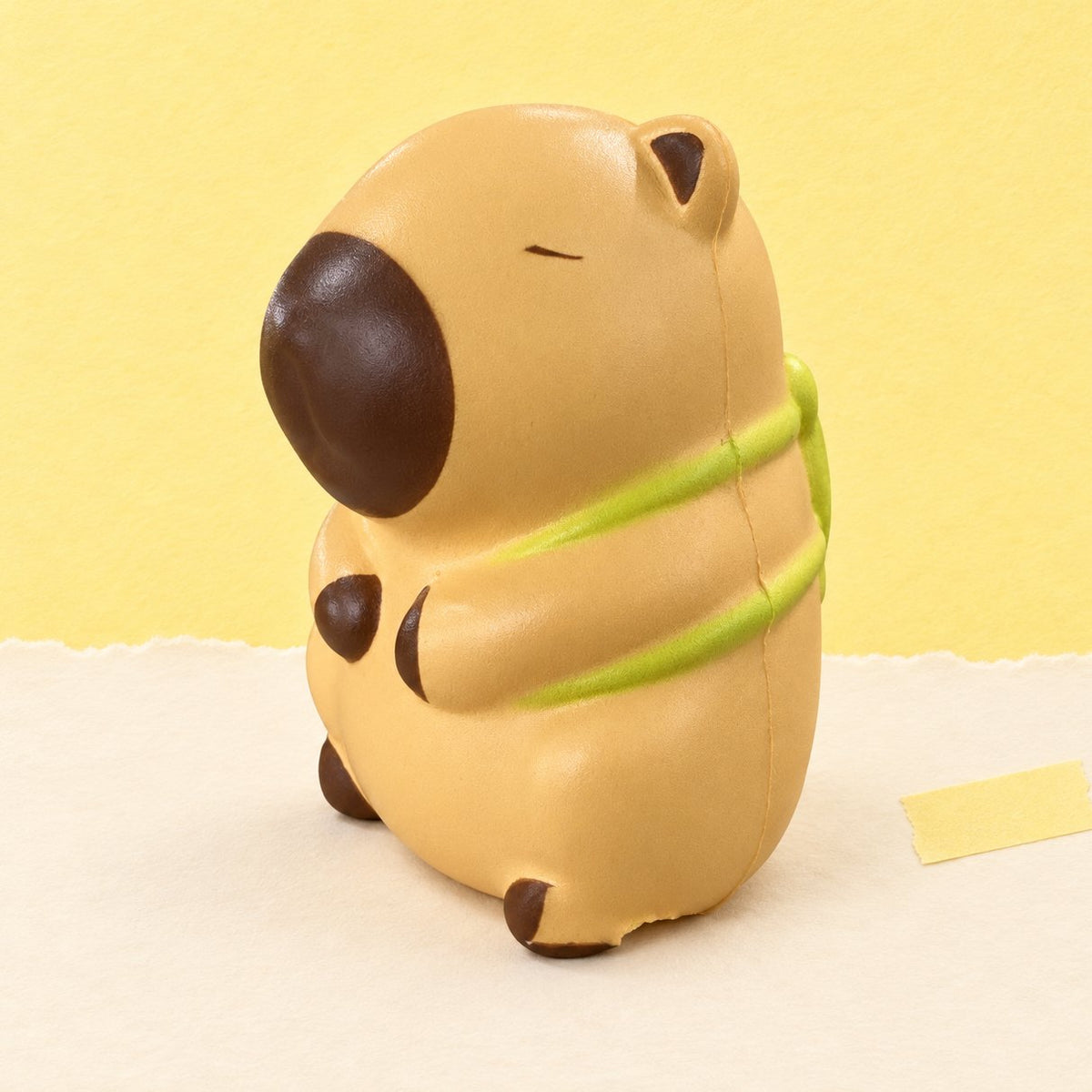 Squishy capibara slow rising con tartaruga, beige chiaro, su carta pastello