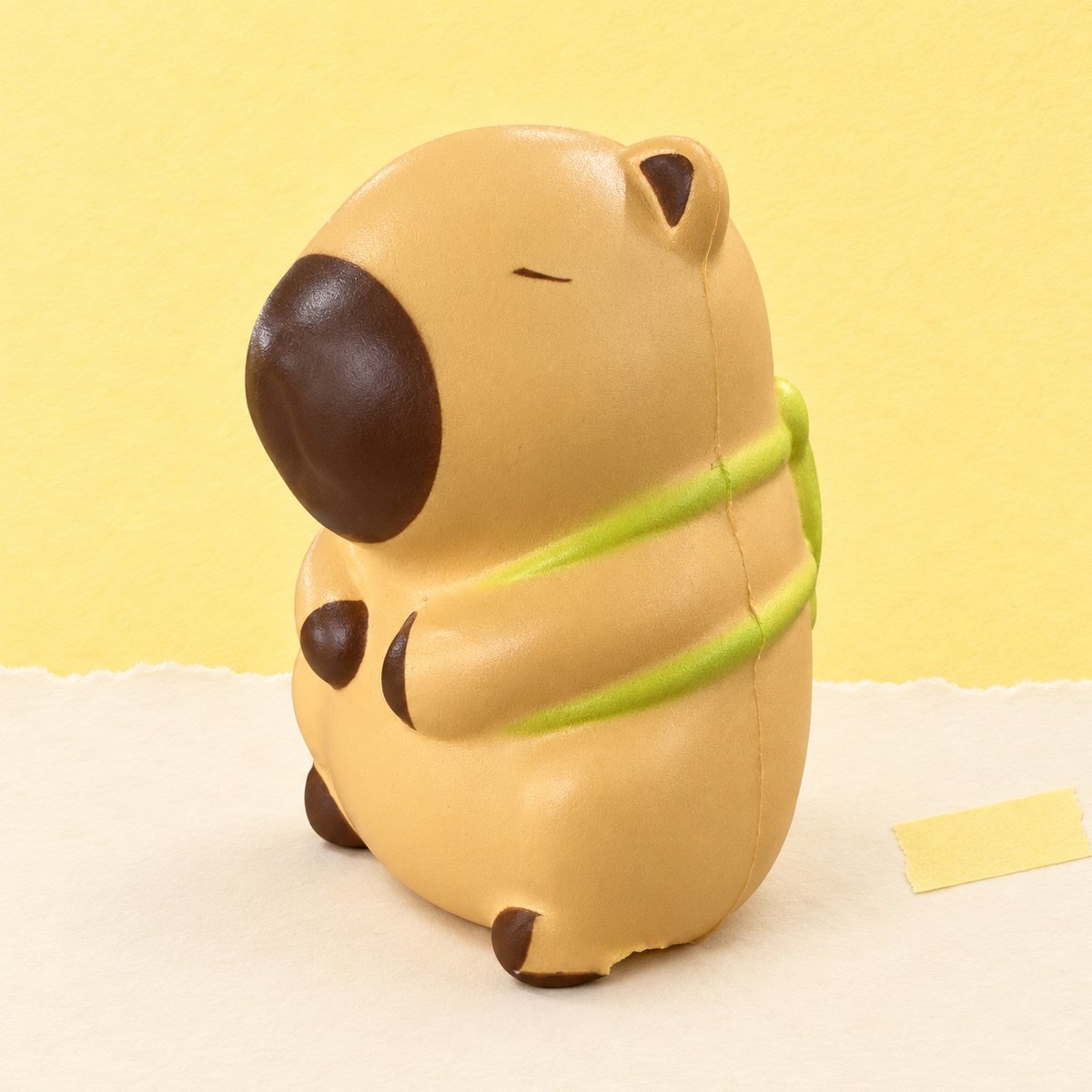 Squishy capivara slow rising bege claro com tartaruga, sobre papel pastel