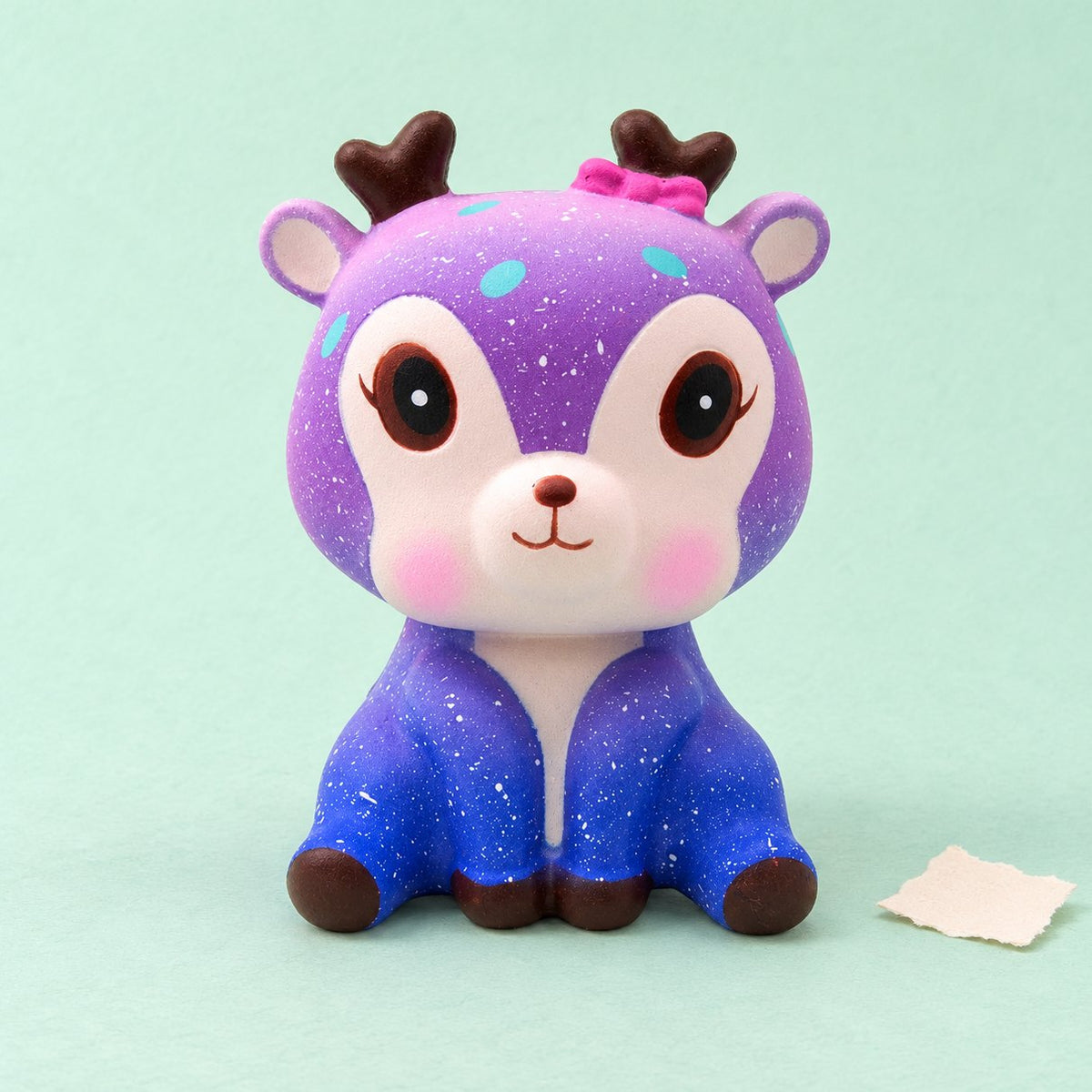 Squishy cerbiatto galaxy in PU slow rising, su carta color pastello