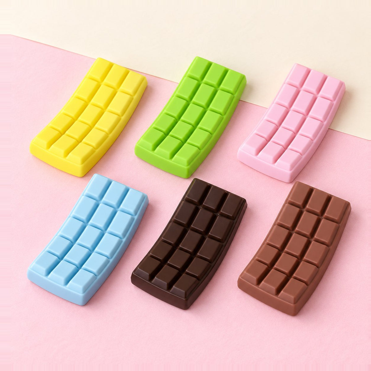 Set de squishy chocolate con la tableta en sus 6 colores, sobre papel pastel