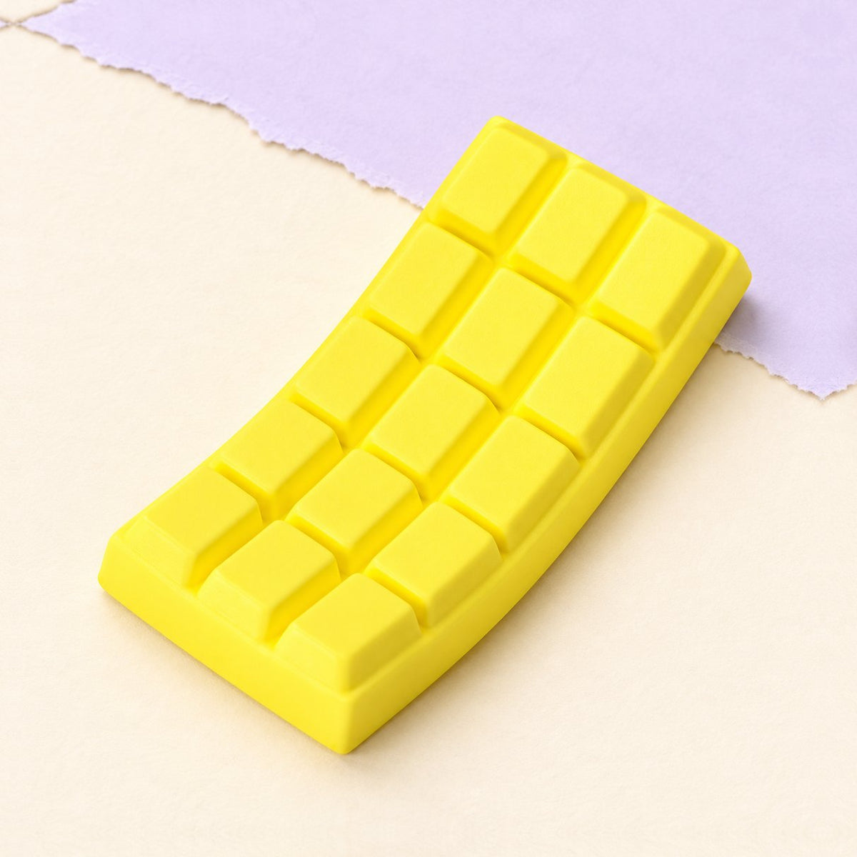 Squishy chocolate amarillo, tableta de 15,5 cm sobre papel pastel