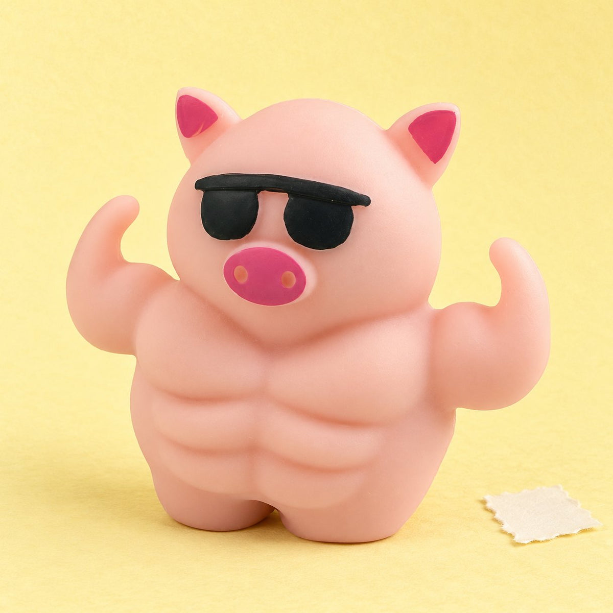 Squishy cochon musclé avec lunettes de soleil, 12,5 cm, posé sur un papier pastel