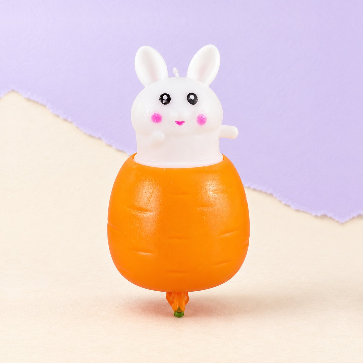 Squishy coelho pop-up, um coelhinho dentro de uma cenoura