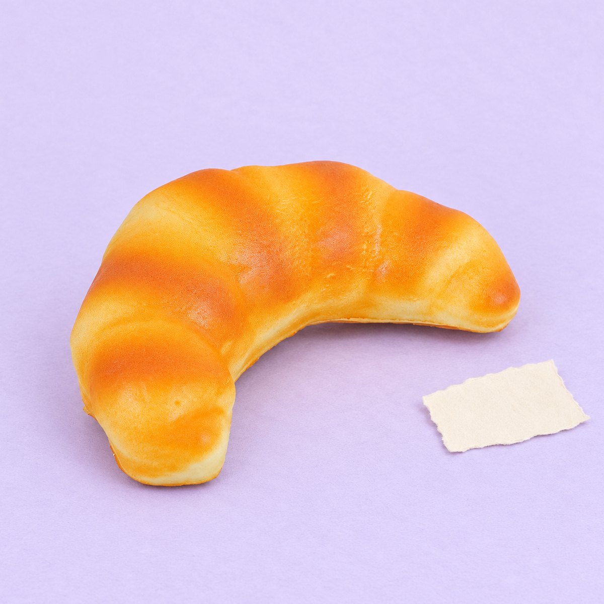 Squishy croissant slow rising, pão realista de 12,5 cm, sobre papel pastel