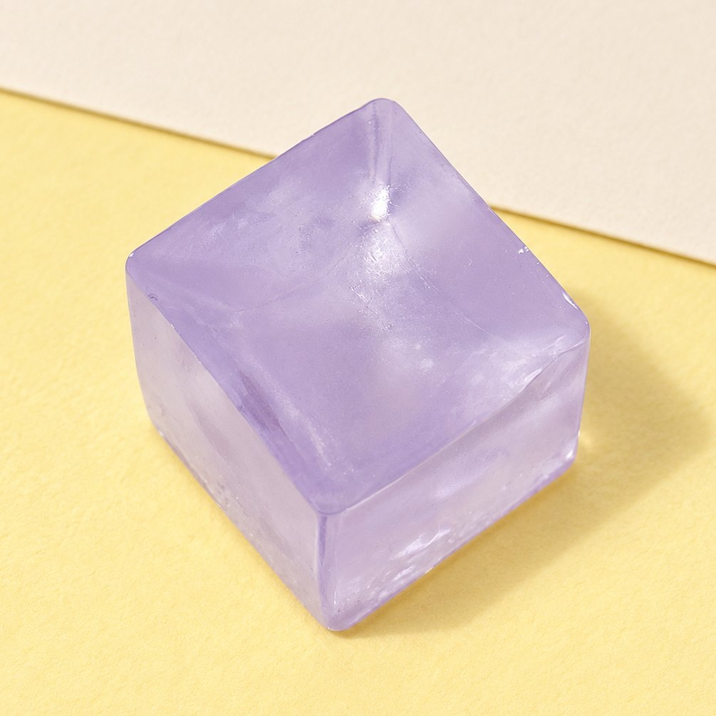 Squishy cubetto di ghiaccio mini gelatinoso viola da 2,5 cm su carta pastello
