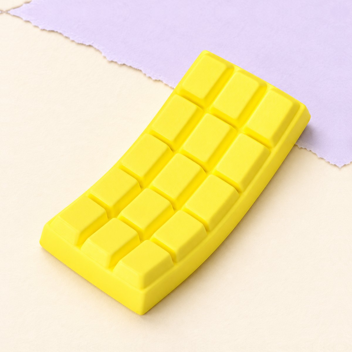 Squishy de chocolate, tablete amarela de 15,5 cm, sobre papel pastel
