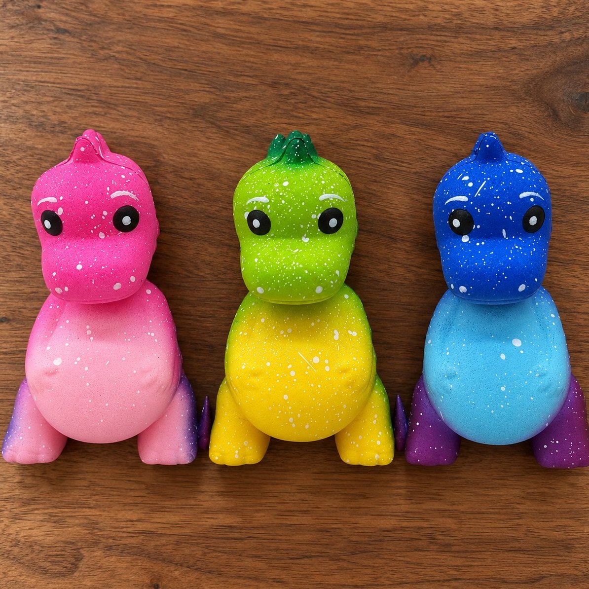 Alle galakse-farver stillet op side om side: slow rising squishy dinosaur