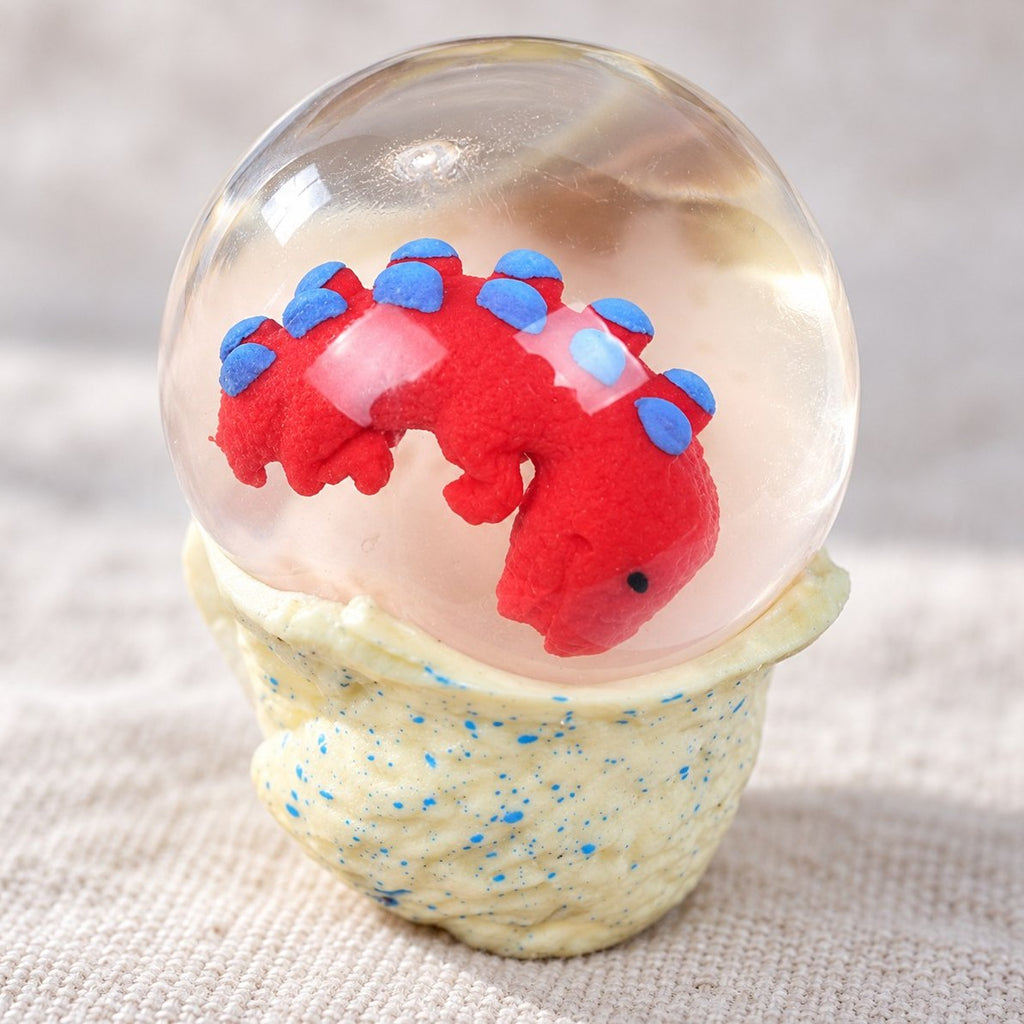 Squishy dinosauræg, en vandbold med babydino, tæt på med overflade og detaljer i fokus