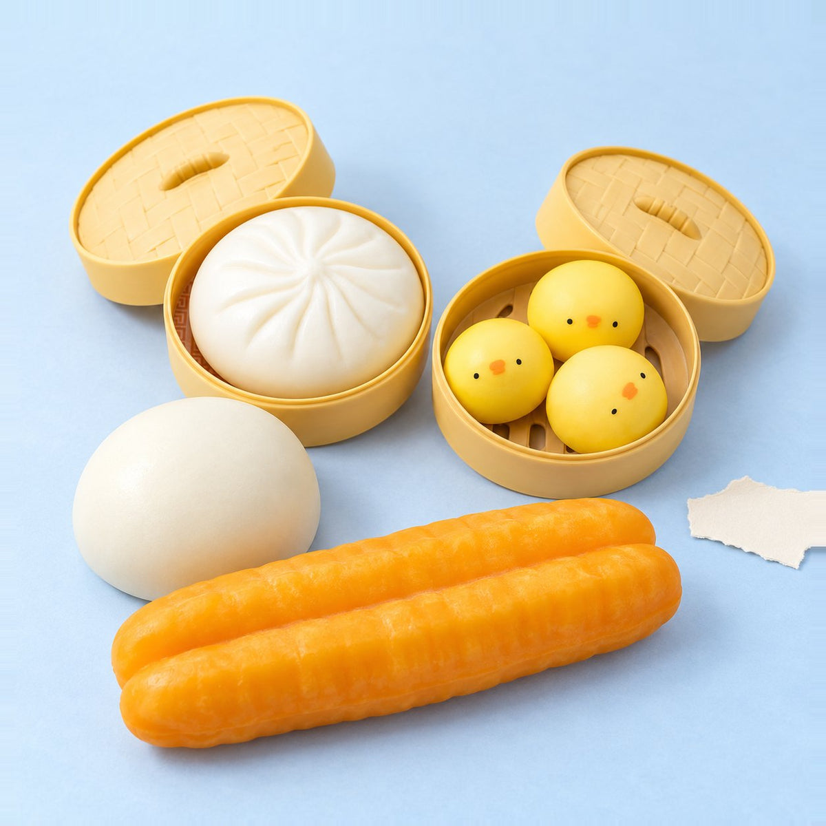 Set di 4 squishy dumpling slow rising, foto su carta pastello