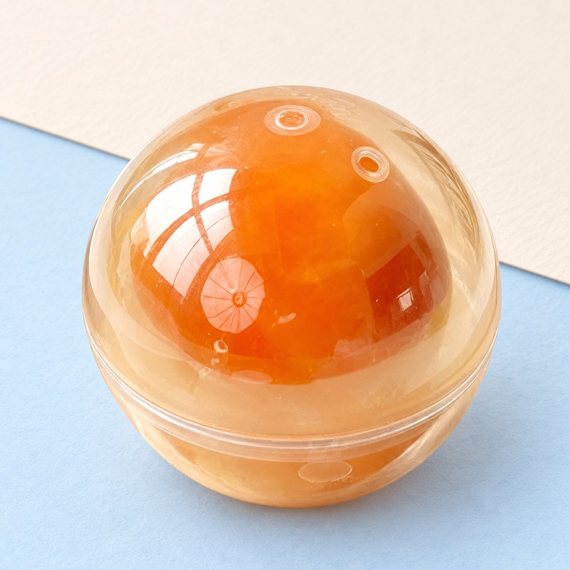 Squishy Ei: Eigelb-Ball mit Kokosöl, 7 cm, Produktfoto auf Pastellpapier