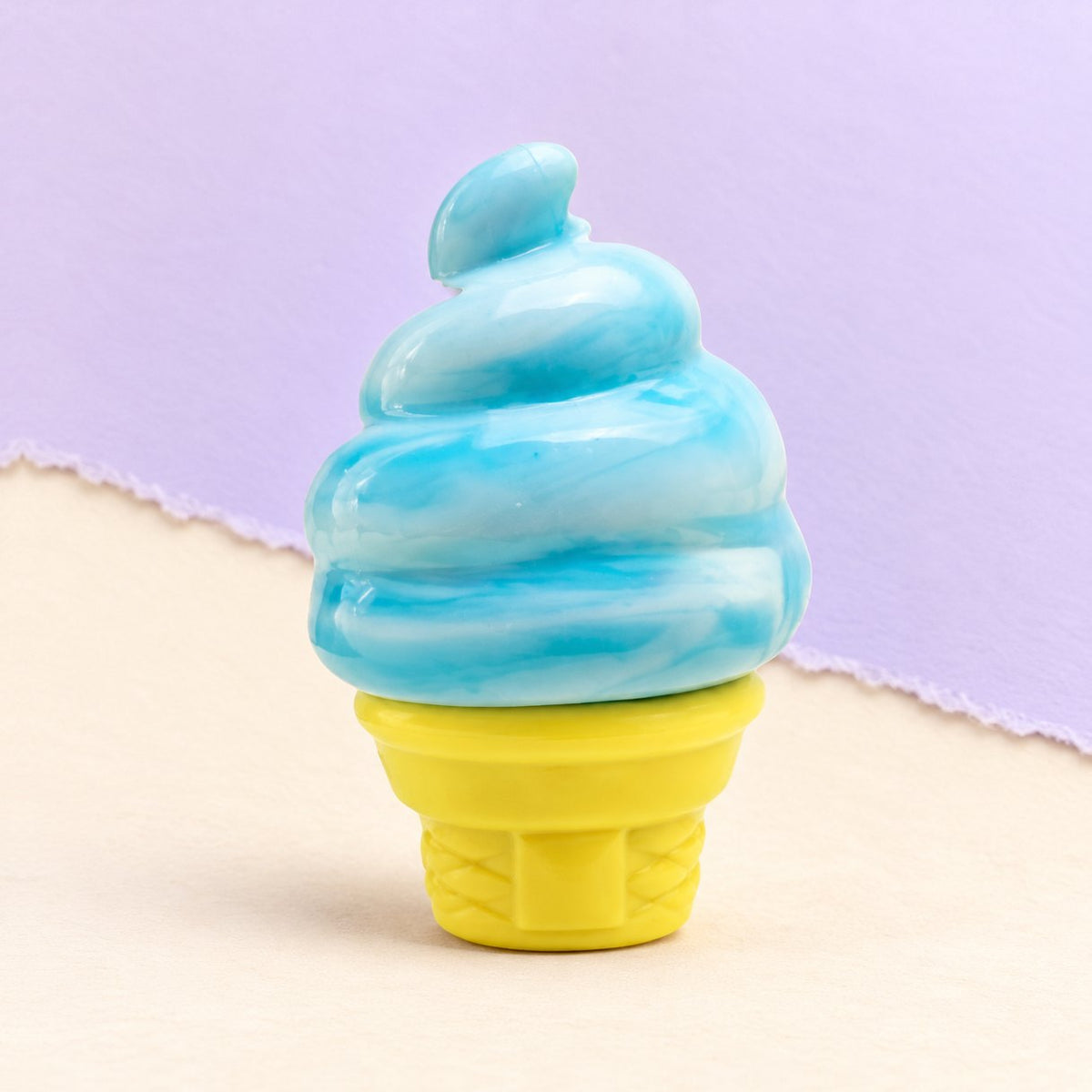 Eis Squishy in der Waffel, dehnbares Silikon in Blau, auf Pastellpapier