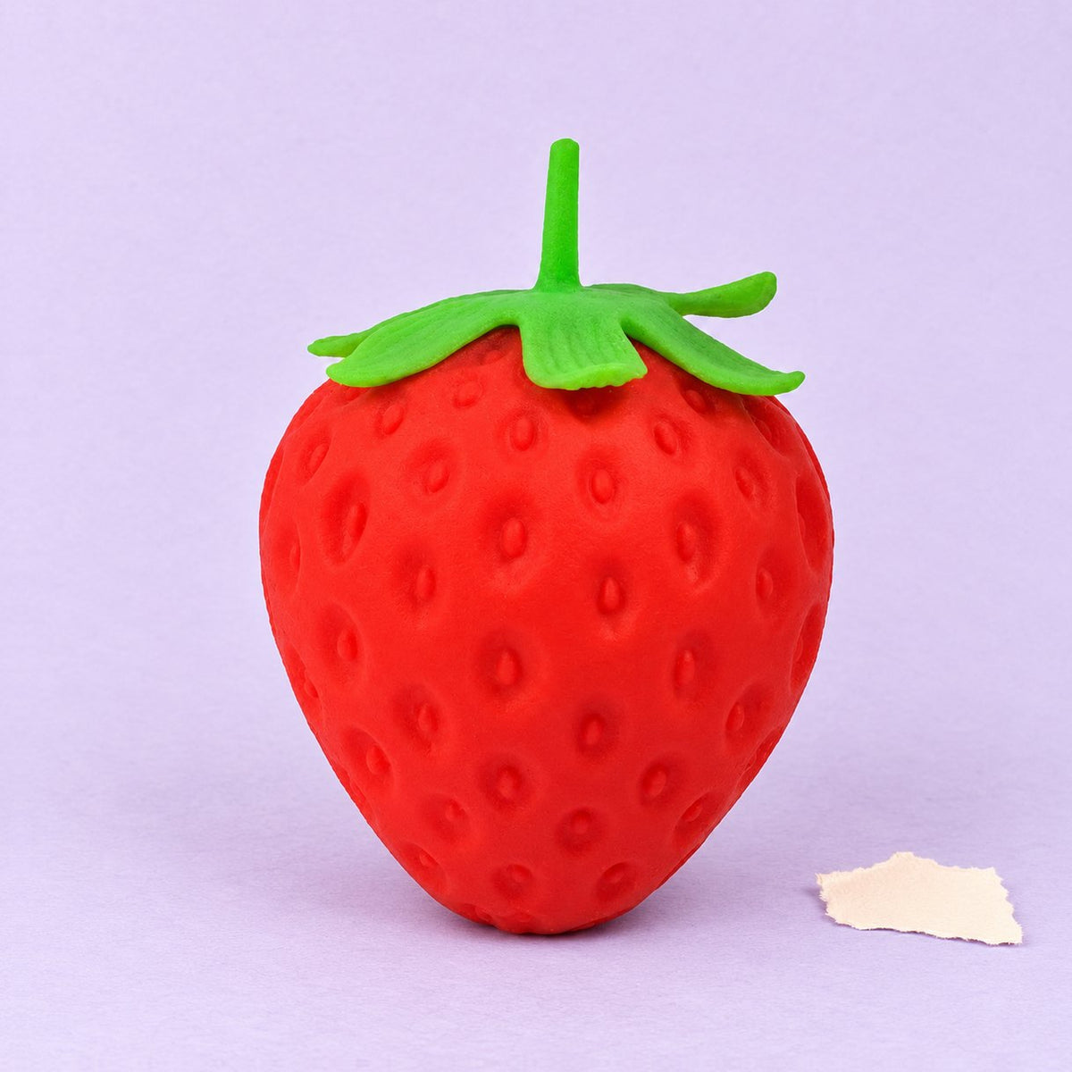 Squishy Erdbeere in XXL, Slow Rising, Produktfoto auf Pastellpapier