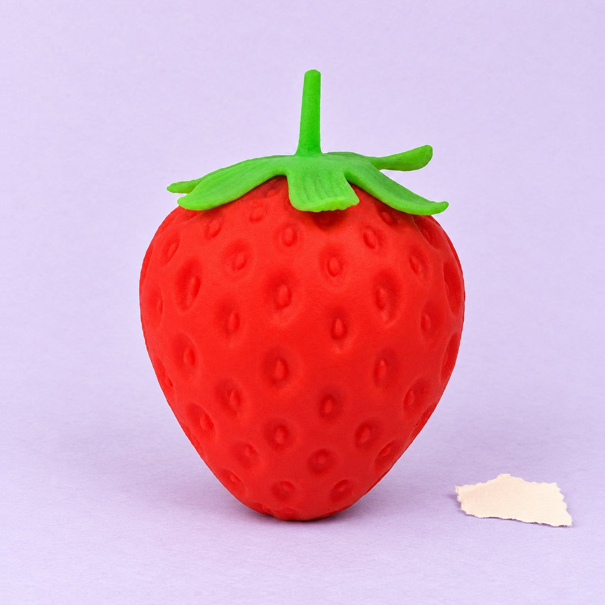 Squishy fragola slow rising fotografato su carta color pastello