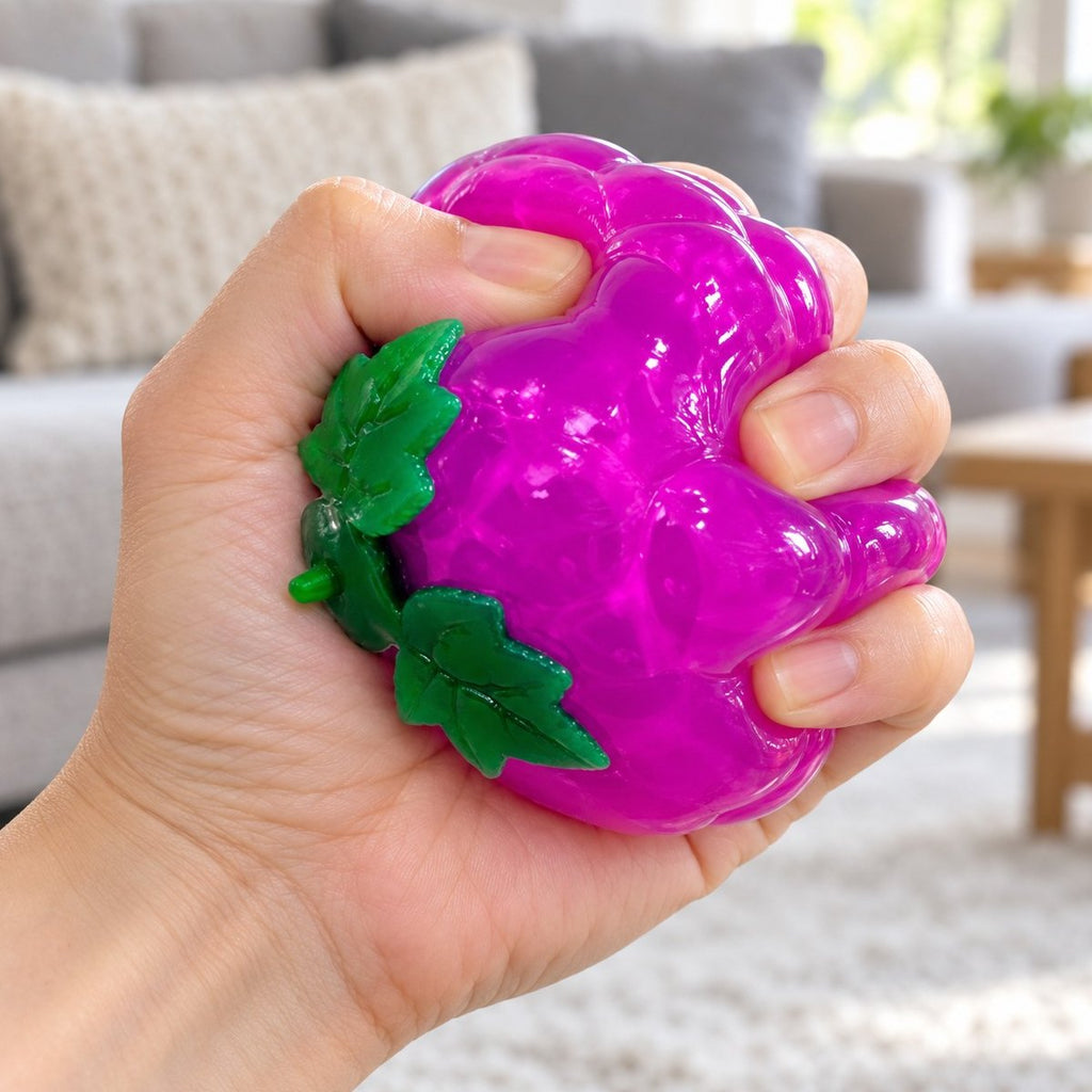 Mjuk och skön att krama: squishy fruktboll med vatten som druva i handen