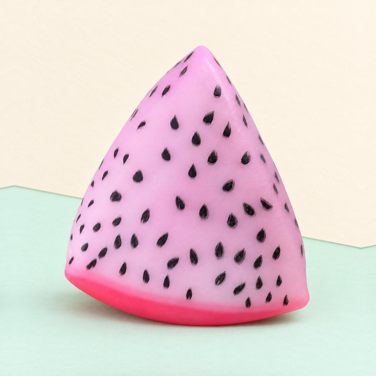 Squishy frutto del drago che cambia colore al sole fotografato su carta color pastello