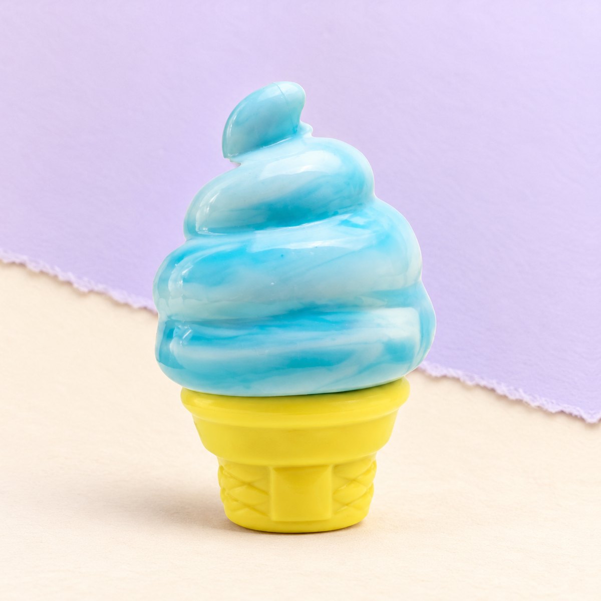 Squishy gelado elástico azul, cone de silicone, sobre papel pastel