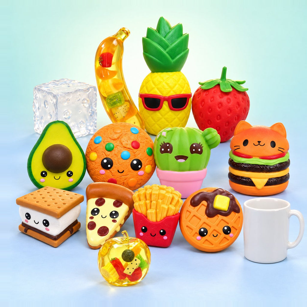 Mega Vault: set de squishy gigante con 13 squishies gigantes y frutas slow rising, junto a una taza blanca