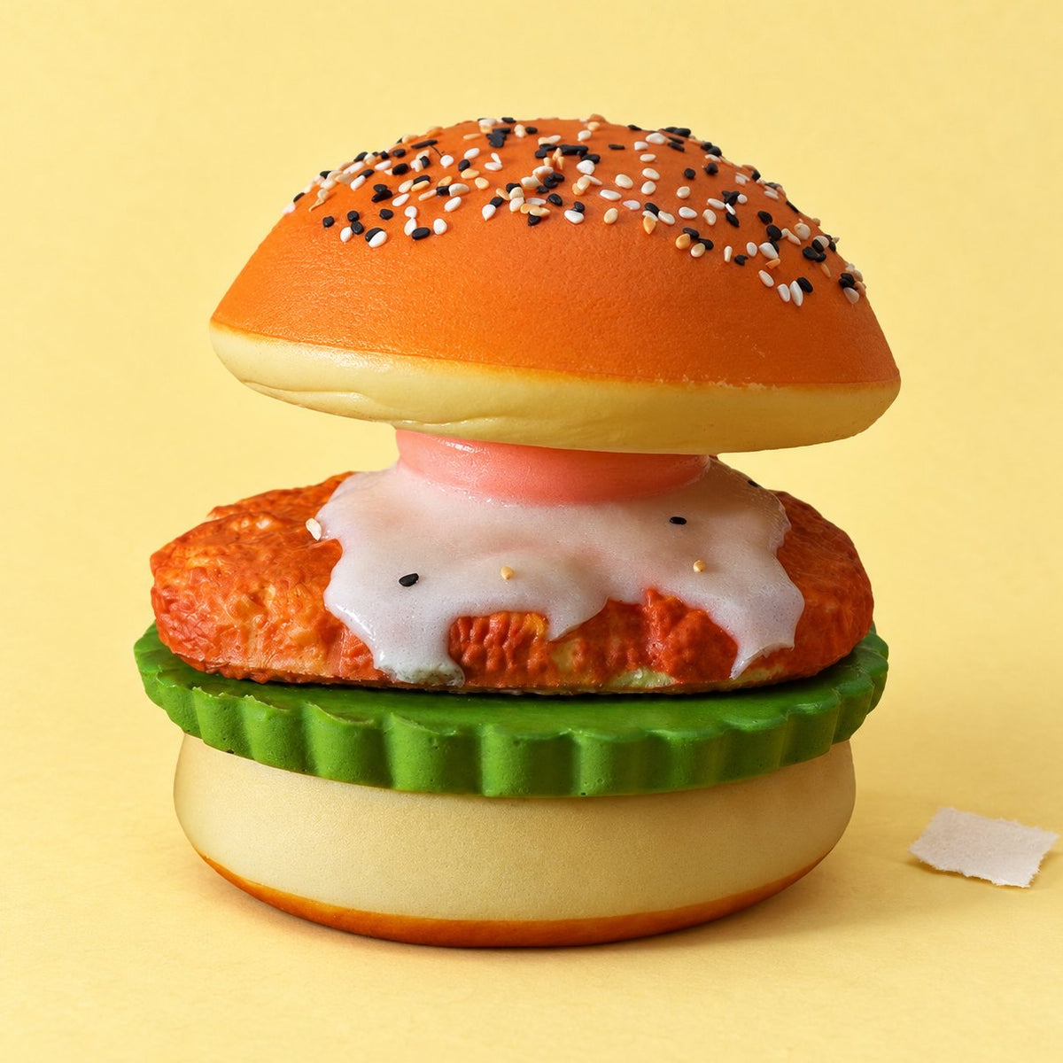 Squishy hamburguesa con huevo frito sobre papel pastel