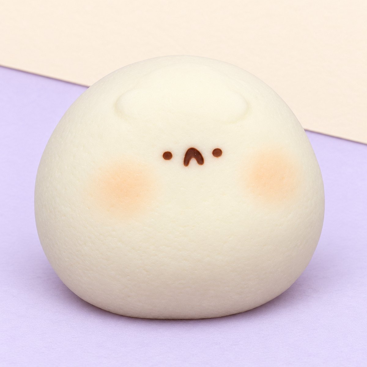 Squishy hamster taba branco, daifuku extra macio, sobre papel pastel