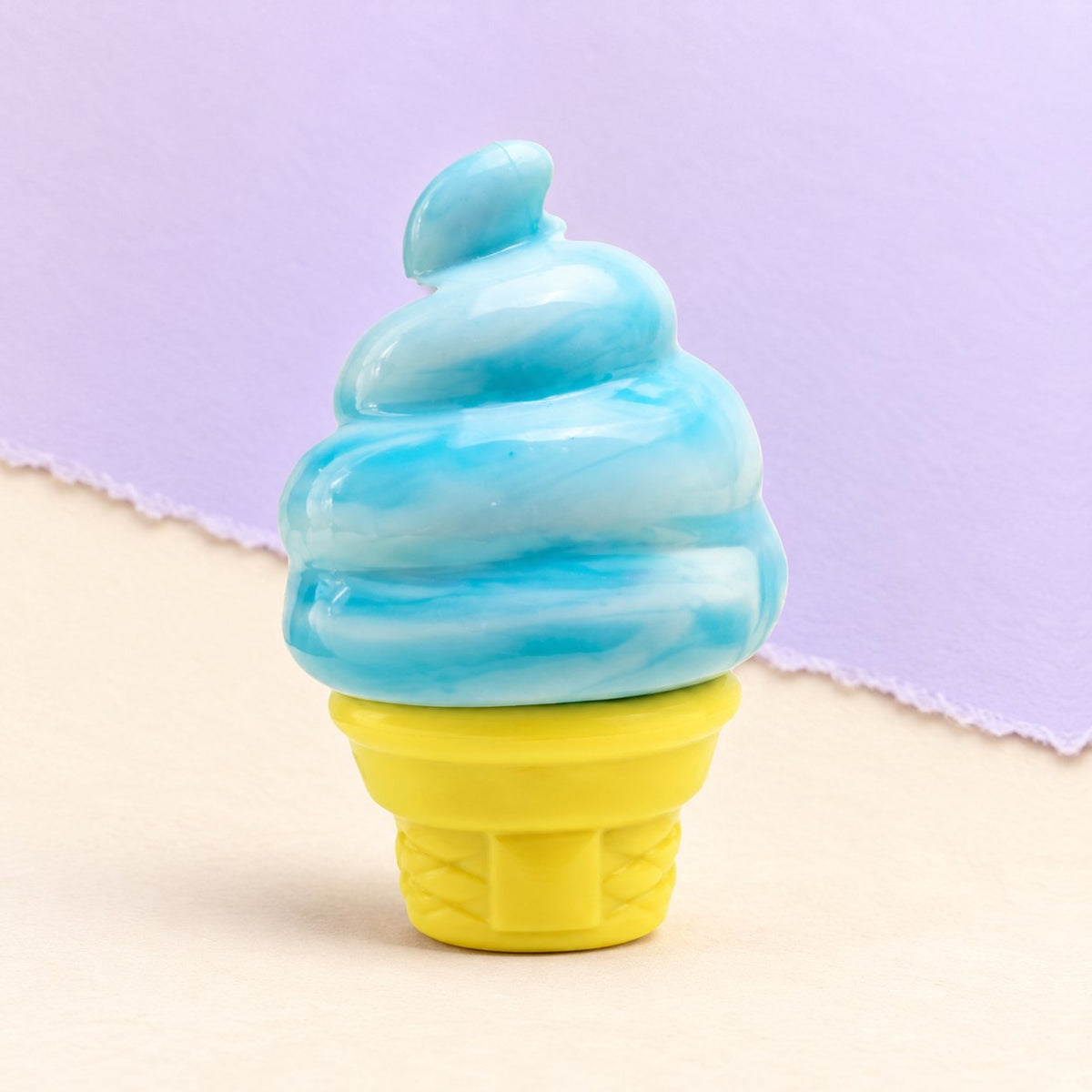 Squishy helado elástico en cucurucho, silicona azul sobre papel pastel