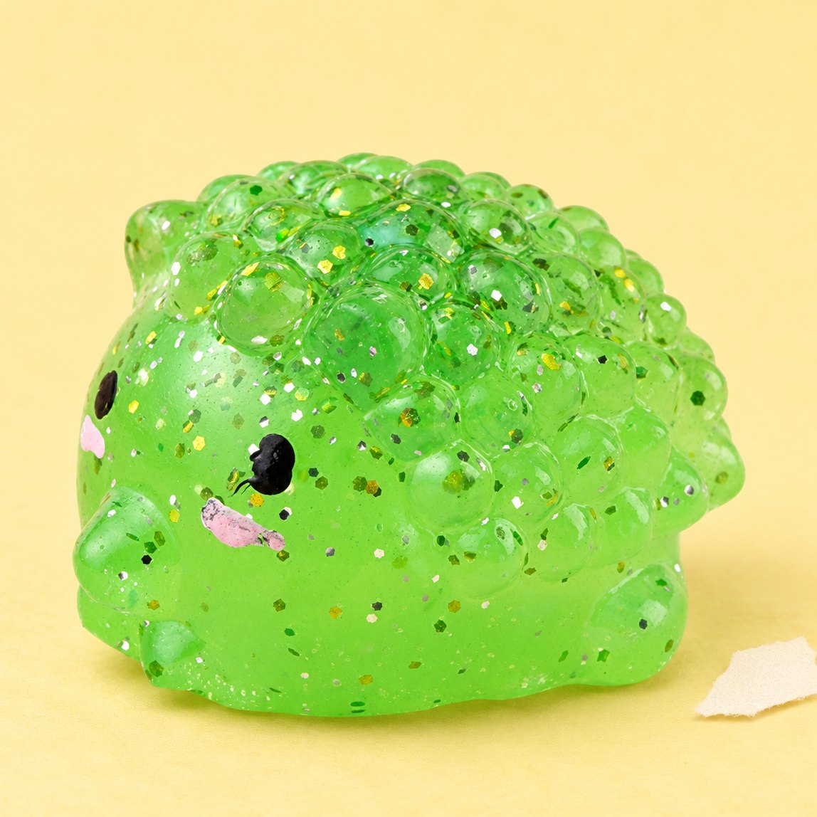 Squishy hérisson mochi pailleté, photo produit sur papier pastel