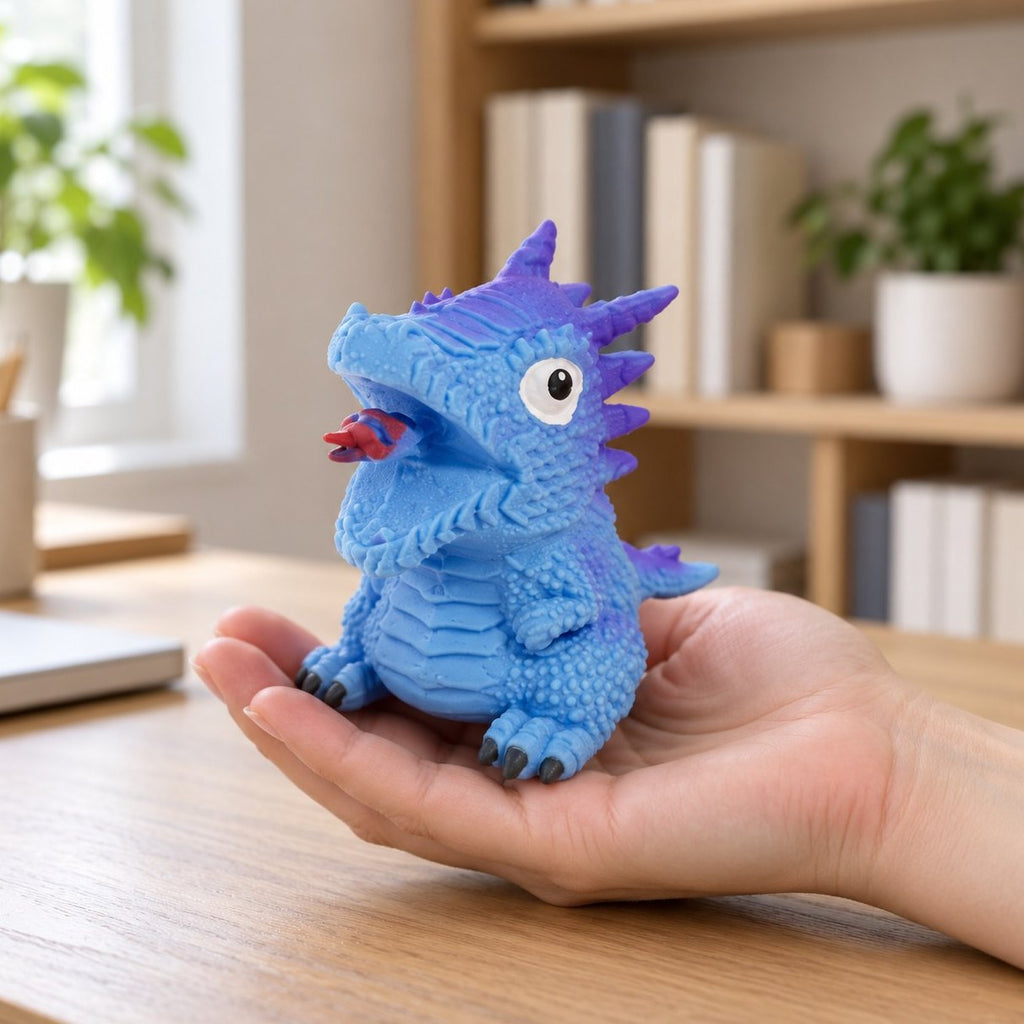 Squishy huevo de dinosaurio reversible azul que se da la vuelta, en la mano