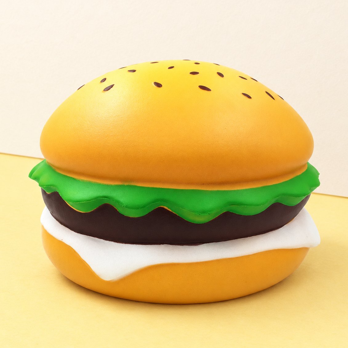 Squishy jumbo burger: kæmpe sesamburger på 24 cm på pastelfarvet papir