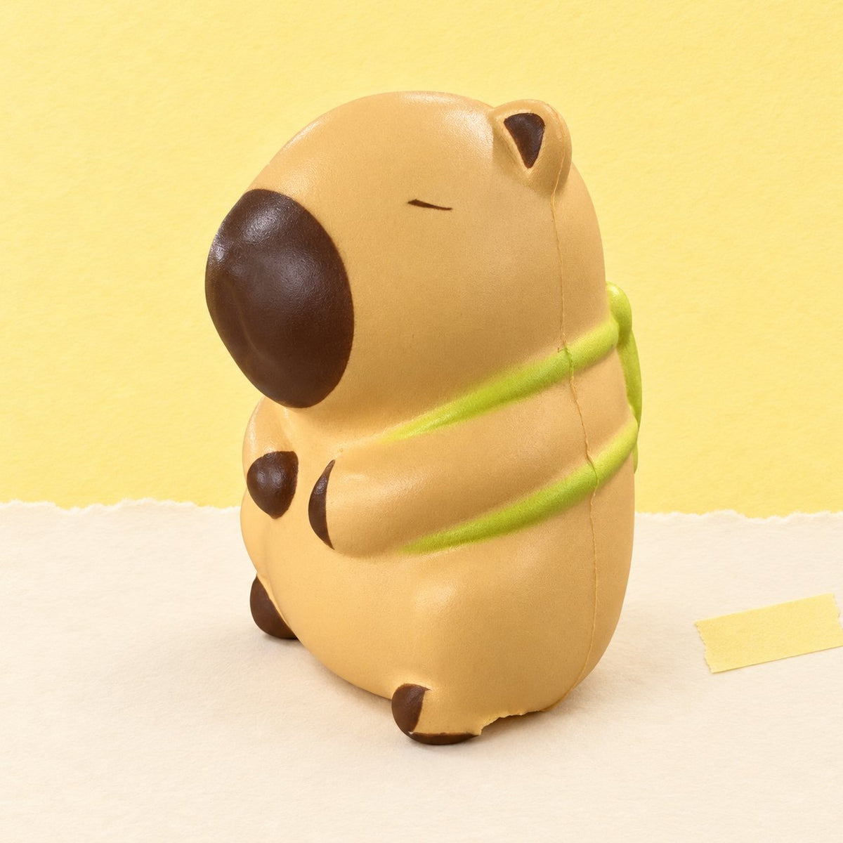 Kawaii squishy kapybara, světle béžová se želvou, na pastelovém papíře