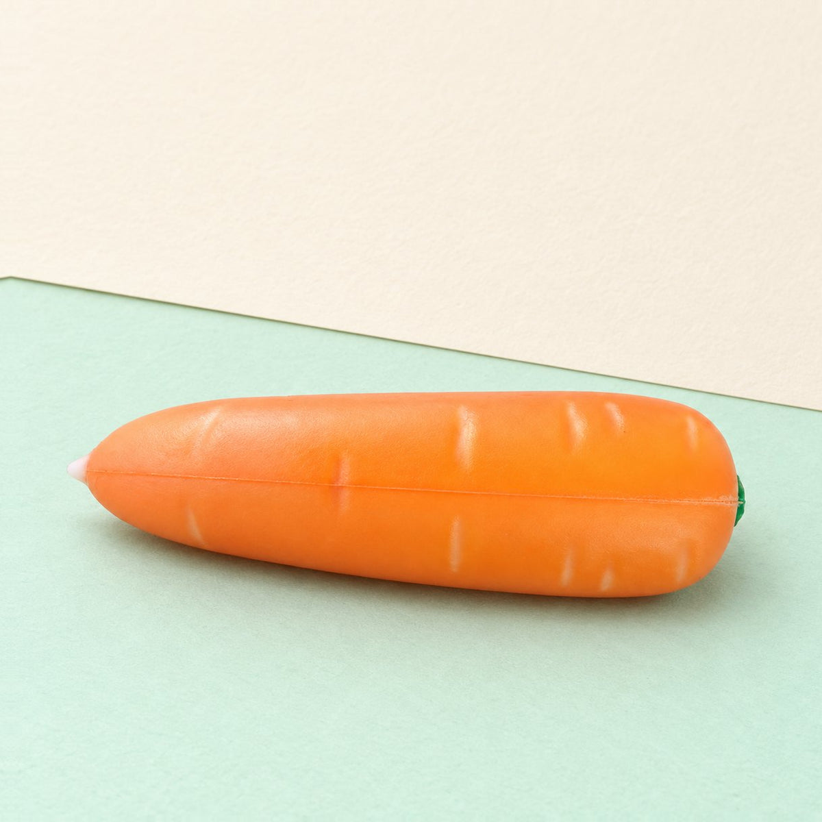 Karotte Squishy aus knusprigem Crunchy PU, auf Pastellpapier