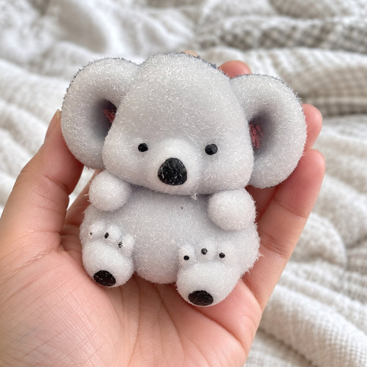 Squishy koala TPR suave y afelpado, sostenido hacia la cámara