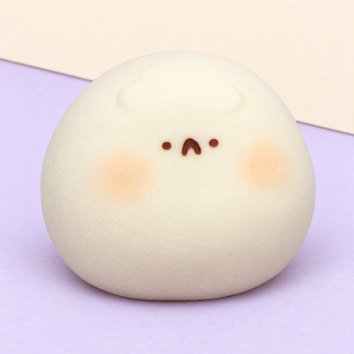 Squishy křeček, extra měkký, bílý, na pastelovém papíře