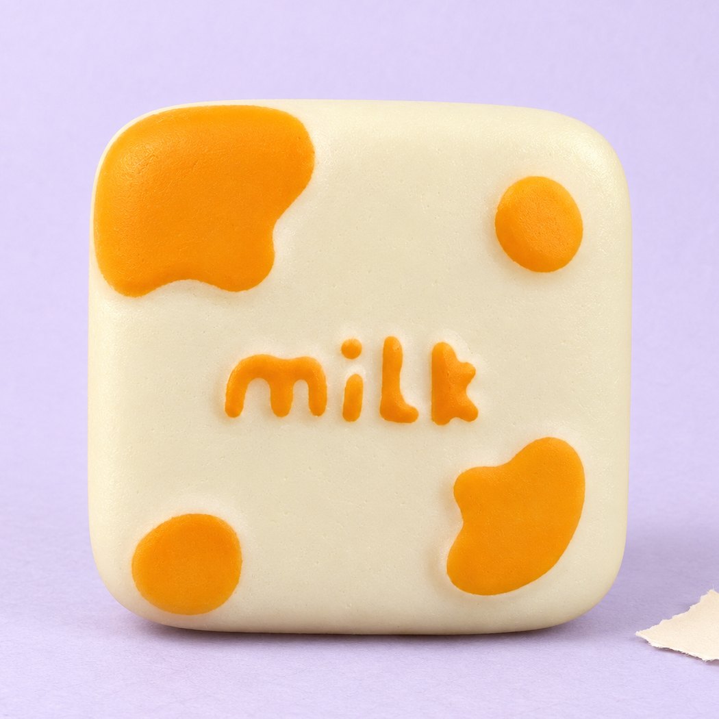 Squishy latte kawaii, cubetto slow rising su carta color pastello