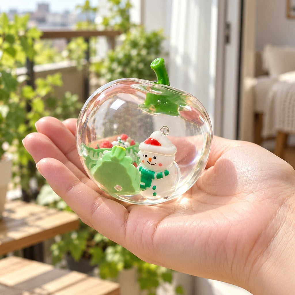 Mão a segurar o squishy de maçã de Natal, para se ver o tamanho real