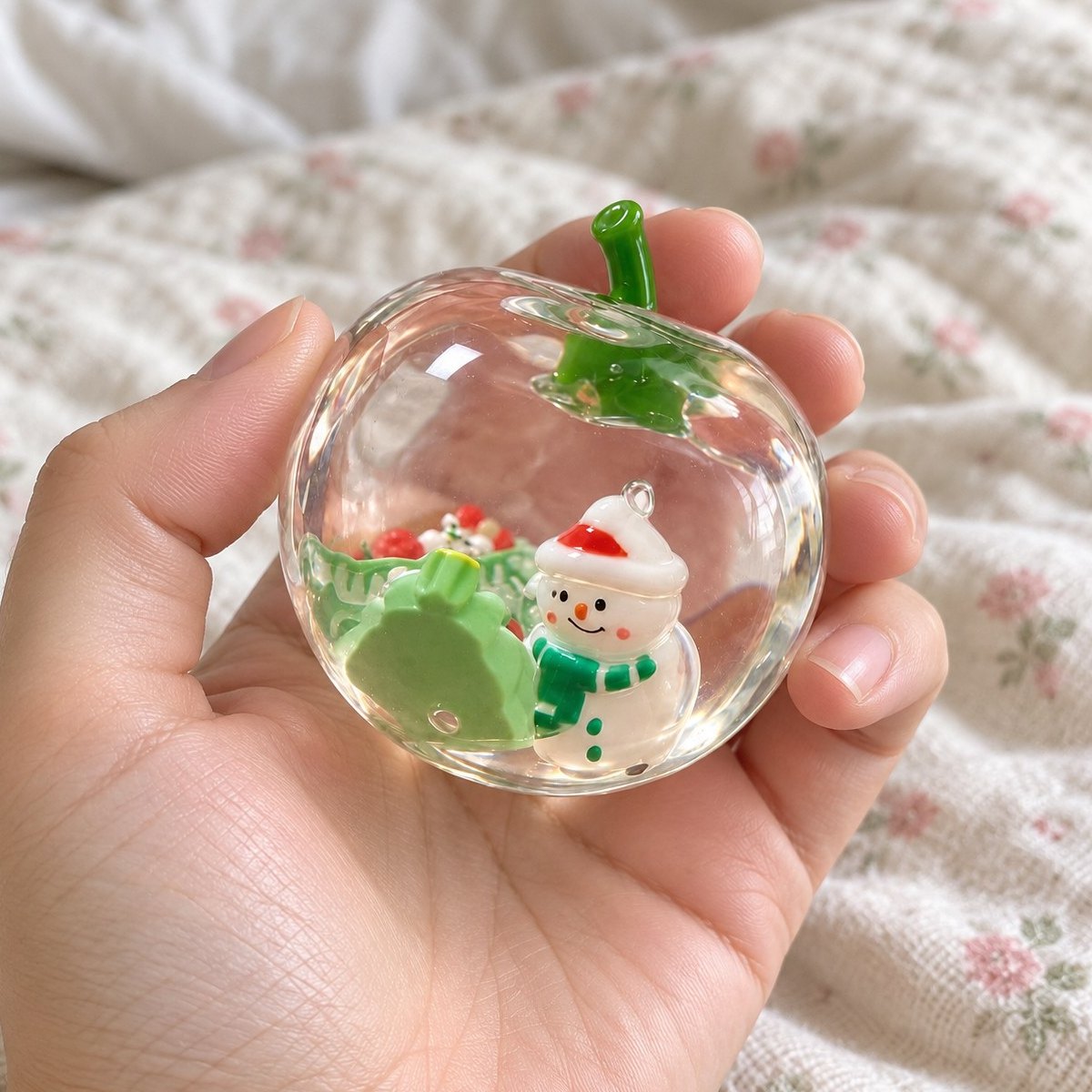 Vista na primeira pessoa do squishy de maçã transparente estendido para a câmara