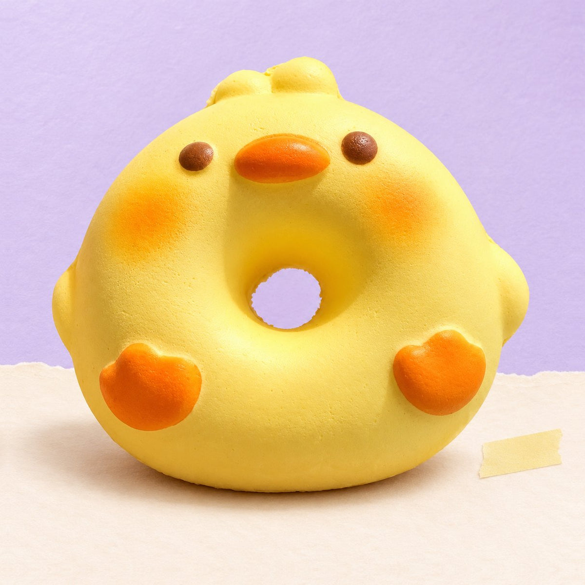 Squishy ciambella maialino o paperella, pane a salvagente su carta pastello